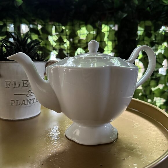 4 cup - Vintage Godinger & Co. White Porcelain Teapot: Flower Petal Design - Picture 1 of 6